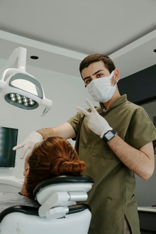 Dentista atendiendo paciente